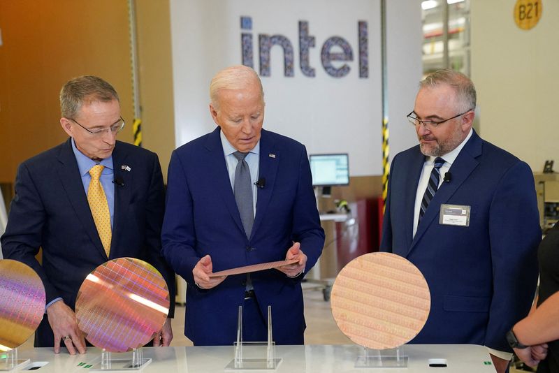 © Reuters. U.S. President Joe Biden looks at a wafer, as he tours the Intel Ocotillo Campus, in Chandler, Arizona, U.S., March 20, 2024.  REUTERS/Kevin Lamarque