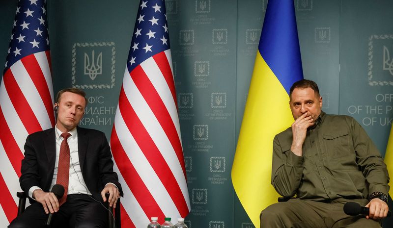 © Reuters. U.S. White House National Security Advisor Jake Sullivan and Head of Ukraine's Presidential Office Andriy Yermak attend a news briefing, amid Russia's attack on Ukraine, in Kyiv, Ukraine March 20, 2024. REUTERS/Gleb Garanich