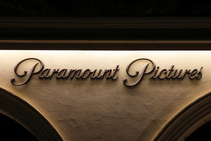 &copy; Reuters. FOTO DE ARCHIVO: El logo de los estudios Paramount Pictures aparece en la imagen después de que el Gremio de Escritores de América (WGA) dijera que había alcanzado un acuerdo laboral preliminar con los principales estudios en Los Ángeles, California, 