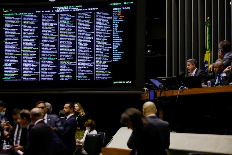 &copy; Reuters. O presidente da Câmara dos Deputados, Arthur Lira, participa de sessão em que foi votada emenda constitucional que aumentou o teto de gastos do governo em Brasília
20/12/2022
REUTERS/Adriano Machado