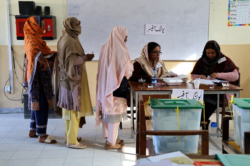 &copy; Reuters. FILE PHOTO: Election workers register voters at a polling station in a school during a general election, in Islamabad, Pakistan February 8, 2024. REUTERS/Gabrielle Fonseca Johnson/File Photo