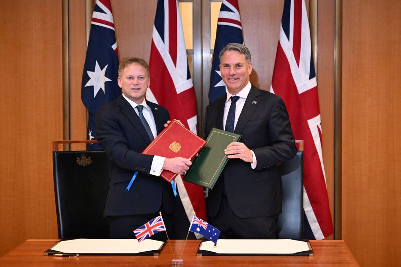 &copy; Reuters. 　オーストラリアと英国は２１日、新たな防衛・安全保障協力協定に署名した。写真はシャップス英国防相とマールズ豪国防相。代表撮影（２０２４年　ロイター）