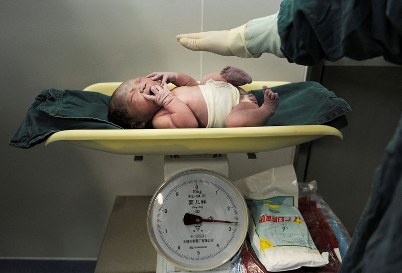 &copy; Reuters. 　３月２０日、米ワシントン大学医学部の保健指標評価研究所が発表した研究結果によると、今世紀末までにほぼ全ての国の出生率が人口を維持できない水準まで低下し、世界の出生数の大
