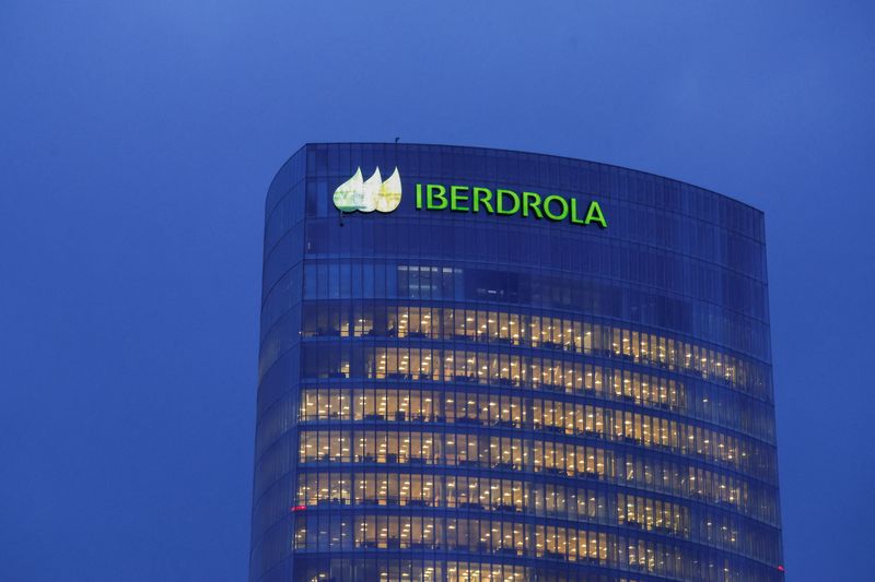 &copy; Reuters. The logotype of Iberdrola is illuminated atop the 165-metre (541 feet) Cesar Pelli designed Iberdrola Tower, in Bilbao, Spain, February 29, 2024. REUTERS/Vincent West/File photo