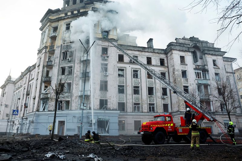 © Reuters. فرق الإنقاذ يعملون في موقع مبنى تضرر جراء ضربة صاروخية روسية في كييف بأوكرانيا يوم الخميس. تصوير: ألينا سموتكو - رويترز