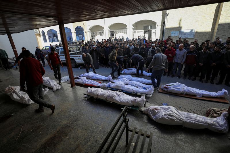 © Reuters. مشيعون بجوار جثامين فلسطينيين قتلوا في غارة إسرائيلية بغزة يوم الأربعاء. تصوير: داوود أبو الكاس - رويترز
