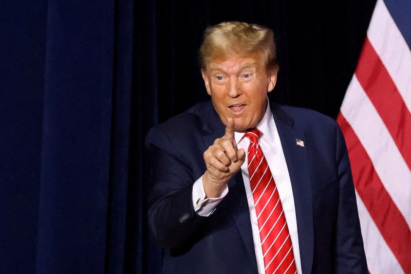 © Reuters. FILE PHOTO: Republican presidential candidate and former U.S. President Donald Trump gestures to supporters during a campaign rally at the Forum River Center in Rome, Georgia, U.S. March 9, 2024. REUTERS/Alyssa Pointer/File Photo