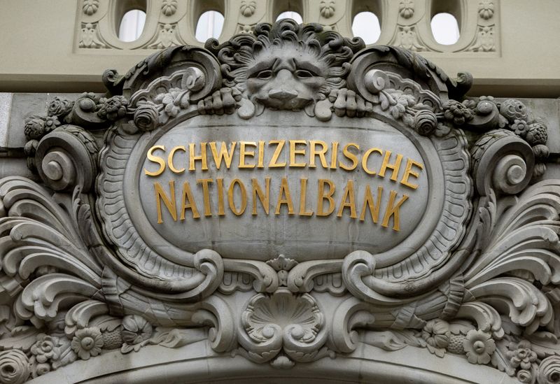 &copy; Reuters. Una vista della Banca nazionale svizzera (Bns) prima di una conferenza stampa a Berna, Svizzera, 14 dicembre 2023. REUTERS/Denis Balibouse