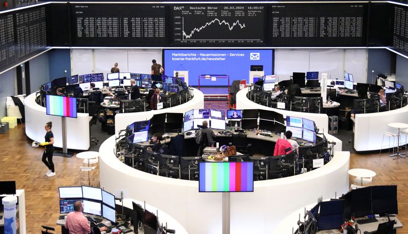&copy; Reuters. شاشة إلكترونية تعرض بيانات مؤشر داكس الألماني في بورصة فرانكفورت يوم الأربعاء. تصوير: رويترز.
