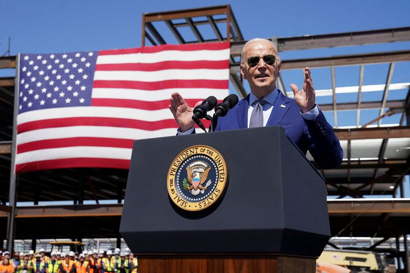 &copy; Reuters. FOTO DE ARCHIVO: El presidente de Estados Unidos, Joe Biden, en el Campus Intel Ocotillo, en Chandler, Arizona, Estados Unidos, el 20 de marzo de 2024.  REUTERS/Kevin Lamarque/File Photo