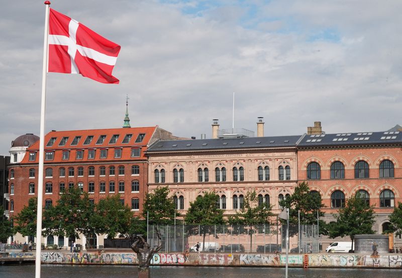 &copy; Reuters. FOTO DE ARCHIVO: Una bandera danesa ondea frente al Ministerio de Asuntos Exteriores en Copenhague, Dinamarca, 31 de julio de 2023. REUTERS/Tom Little/Foto de archivo