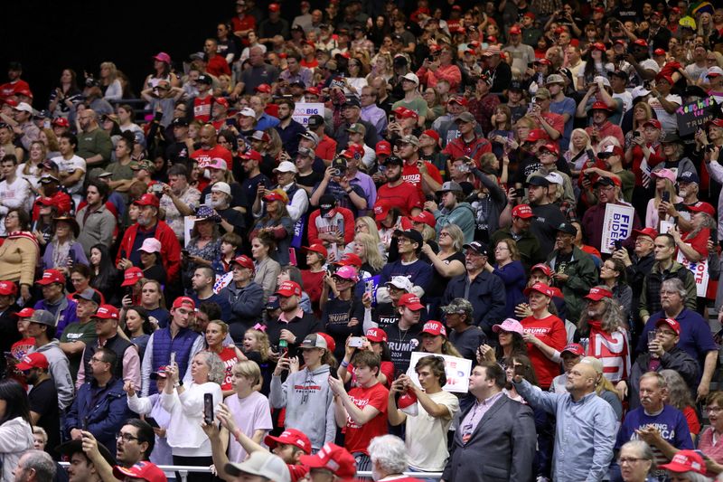 &copy; Reuters. FILE PHOTO: Supporters use their mobile phones during a campaign rally hosted by Republican presidential candidate and former U.S. President Donald Trump at the Forum River Center in Rome, Georgia, U.S. March 9, 2024. REUTERS/Alyssa Pointer/File Photo