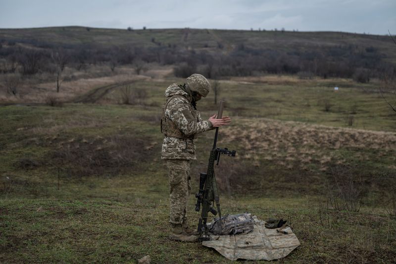 &copy; Reuters. FILE PHOTO: A Ukrainian Army sniper prepares his rifle at a shooting ground near a front line, amid Russia's attack on Ukraine, in Donetsk region, Ukraine December 23, 2023. REUTERS/Viacheslav Ratynskyi