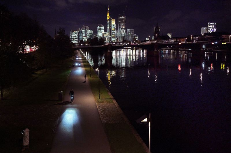 &copy; Reuters. People enjoy an autumn evening on the bank of river Main in Frankfurt, Germany, November 8, 2023.  REUTERS/Kai Pfaffenbach/File Photo
