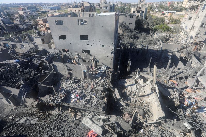 &copy; Reuters. مبنى سكني تدمر جراء الغارات الإسرائيلية على غزة في مخيم النصيرات بوسط القطاع يوم الأربعاء. تصوير: رمضان عبيد - رويترز.