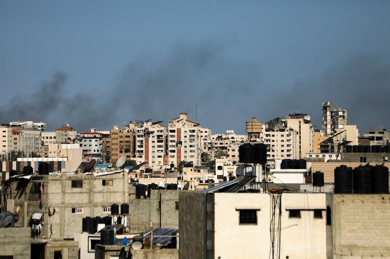&copy; Reuters. دخان يتصاعد من المنطقة المحيطة بمجمع الشفاء جراء هجوم شنته إسرائيل في قطاع غزة يوم الخميس. تصوير: داود أبو الكاس - رويترز.