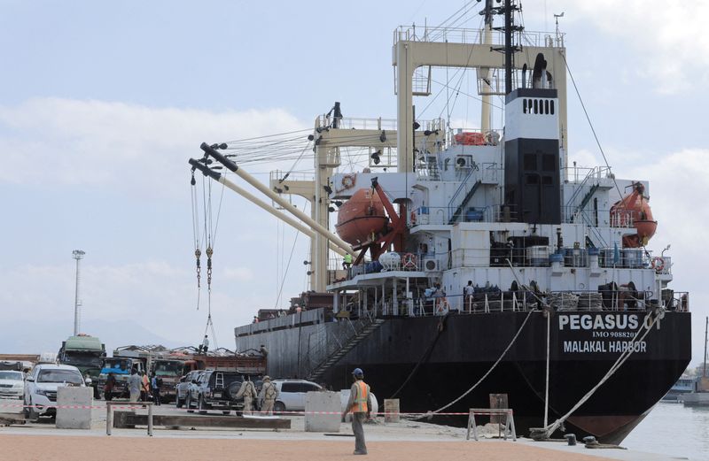 &copy; Reuters. سفينة تفرغ حمولتها في ميناء بمنطقة بونتلاند شبه المستقلة في شمال شرق الصومال يوم 28 يناير كانون الثاني 2024. تصوير: عبد الرحمن حسين - رويترز