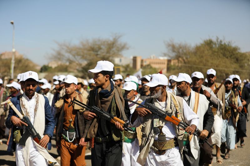 &copy; Reuters. Nuove reclute Houthi sfilano in gesto di solidarietà per i palestinesi a Sana'a, Yemen, 7 marzo 2024. REUTERS/Khaled Abdullah/ File photo