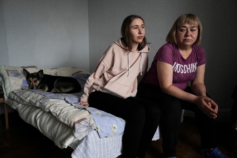 &copy; Reuters. Alla Antonova and her daughter Anastasia sit in a rental-apartment in Kyiv after Antonova escaped from her home in Russian-occupied Berdiansk amid Russia's attack on Ukraine, March 20, 2024. REUTERS/Anna Voitenko