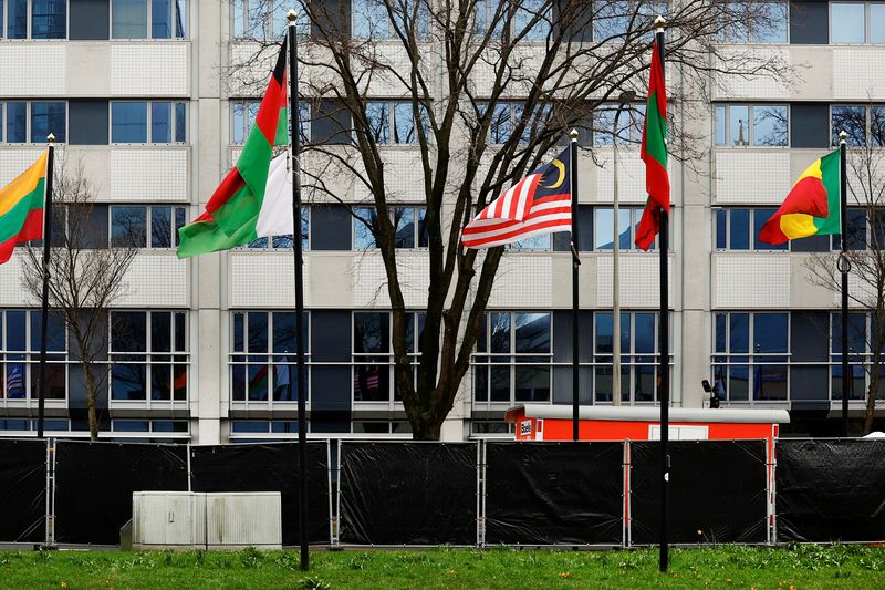 &copy; Reuters. حواجز سوداء حول مقر السفارة الإسرائيلية في لاهاي يوم التاسع من فبراير شباط 2024. تصوير:  بيروشكا فان دي فاو  - رويترز