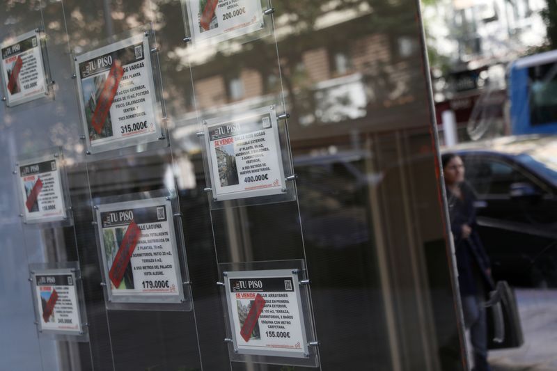 &copy; Reuters. FOTO DE ARCHIVO. Carteles de "Se vende" en la ventana de una agencia inmobiliaria en Madrid, España. 22 de octubre de 2018. REUTERS/Susana Vera