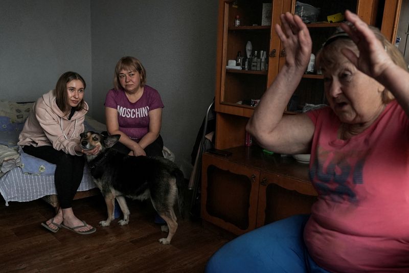 &copy; Reuters. Alla Antonova y su hija Anastasia sentadas con la madre de Antonova, Natalia Kucherova, en un apartamento de alquiler en Kiev después de que escaparon de su casa en Berdiansk, ocupada por Rusia, en medio del ataque de Rusia a Ucrania. 20 de marzo de 2024