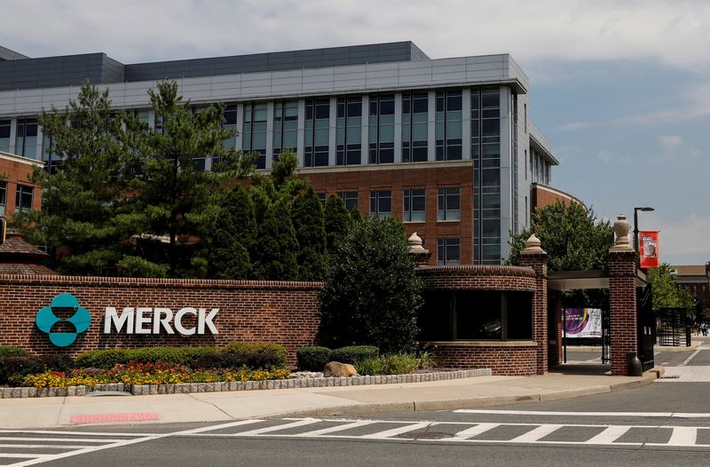 &copy; Reuters. Foto de Archivo: El logotipo de Merck se ve en una puerta del campus de Merck & Co en Rahway, Nueva Jersey, Estados Unidos, 12 de julio de 2018. REUTERS/Brendan McDermid/Foto de archivo