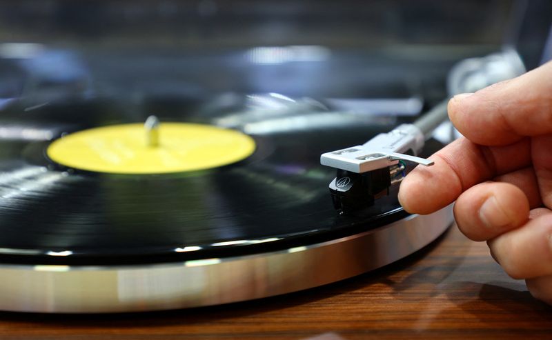 &copy; Reuters. A staff of Audio-Technica places a needle on vinyl record on latest turntables at the Internationale Funkausstellung IFA consumer technology fair, in Berlin, Germany September 1, 2022.  REUTERS/Fabrizio Bensch/File Photo