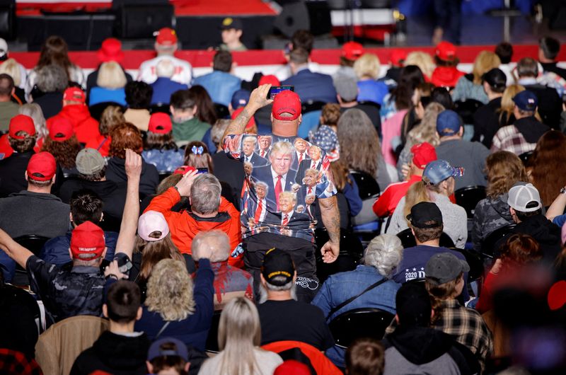 &copy; Reuters. Apoiador de Donald Trump com camisa com fotos do ex-presidente em ato de campanha na Carolina do Norte
02/03/2024
REUTERS/Jonathan Drake