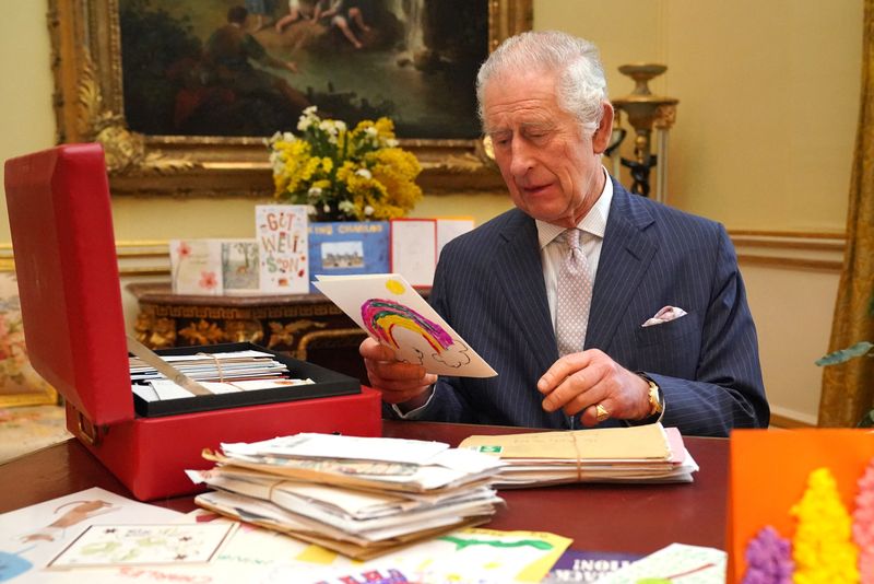 &copy; Reuters. FILE PHOTO: Britain's King Charles reads cards and messages, sent by well-wishers following his cancer diagnosis, in the 18th Century Room of the Belgian Suite in Buckingham Palace, London, Britain, February 21, 2024. Jonathan Brady/Pool via REUTERS