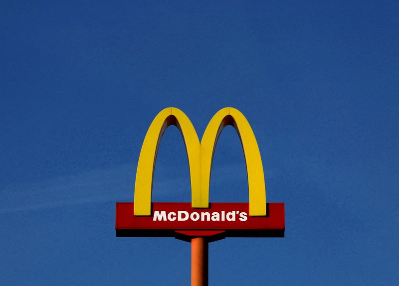 &copy; Reuters. Foto de Archivo: Un cartel de la cadena estadounidense de restaurantes de comida rápida, McDonald's, frente a uno de sus restaurantes en Sint-Pieters-Leeuw.