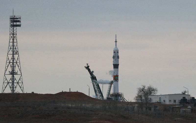&copy; Reuters. مشهد عام لمحاولة إطلاق سفينة الفضاء الروسية (سويوز) في قاعدة بايكونور بقازاخستان يوم الخميس. تصوير: بافيل نيشيف - رويترز