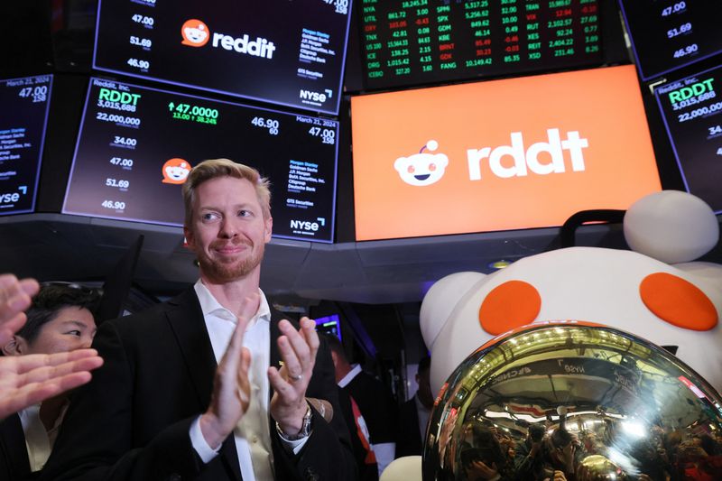 © Reuters. CEO of Reddit Steve Huffman reacts at the New York Stock Exchange (NYSE) to celebrate the company's initial public offering (IPO) in New York City, U.S., March 21, 2024. REUTERS/Brendan McDermid