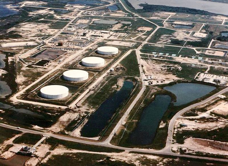 © Reuters. FILE PHOTO: The Strategic Petroleum Reserve (SPR) Bryan Mound storage facility located in Brazoria County, Texas./File Photo