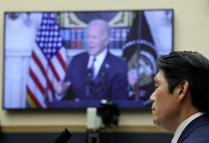 &copy; Reuters. FILE PHOTO: Special Counsel Robert Hur listens as a press conference featuring U.S. President Joe Biden plays in the background during Hur’s testimony in a House Judiciary Committee hearing about his inquiry into President Biden's handling of classified