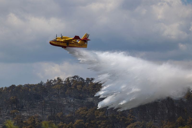 &copy; Reuters. FILE PHOTO: A firefighting plane makes a water drop near the village of Provatonas in the region of Evros, Greece, September 3, 2023. REUTERS/Alexandros Avramidis/File Photo