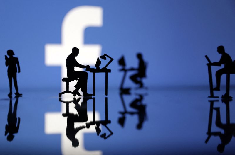 &copy; Reuters. FILE PHOTO: Figurines with computers and smartphones are seen in front of Facebook logo in this illustration, July 24, 2022. REUTERS/Dado Ruvic/Illustration/File Photo