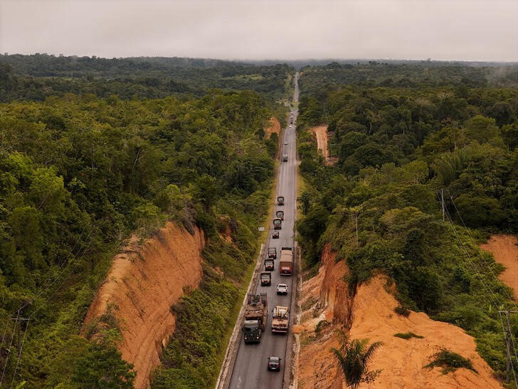 &copy; Reuters. ARCHIVO. El Ejército de Brasil despliega vehículos militares desde Manaos a Boa Vista para reforzar la frontera con Venezuela y Guyana en vista de los reclamos venezolanos sobre la región de Esequibo. Febrero 2, 2024. REUTERS/Bruno Kelly