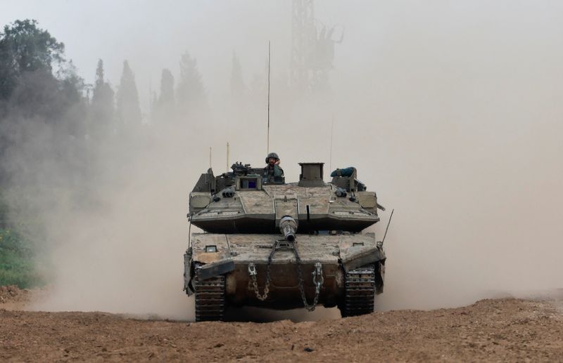 &copy; Reuters. Un tanque israelí maniobra cerca de la frontera de Israel con Gaza, en medio del actual conflicto entre Israel y el grupo islamista palestino Hamás, en el sur de Israel, 21 de marzo de 2024. REUTERS/Ammar Awad