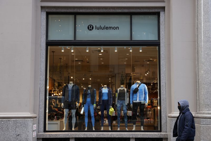&copy; Reuters. FILE PHOTO: A person walks by a Lululemon Athletica store in Manhattan, New York, U.S., December 7, 2021. REUTERS/Andrew Kelly/File Photo