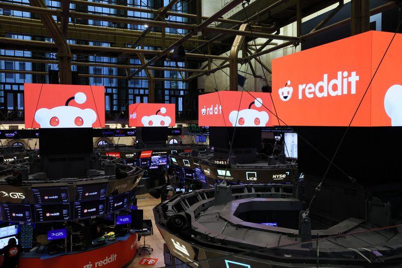 &copy; Reuters. Logos of Reddit are displayed, at the New York Stock Exchange (NYSE) in New York City, U.S., March 21, 2024. REUTERS/Brendan McDermid