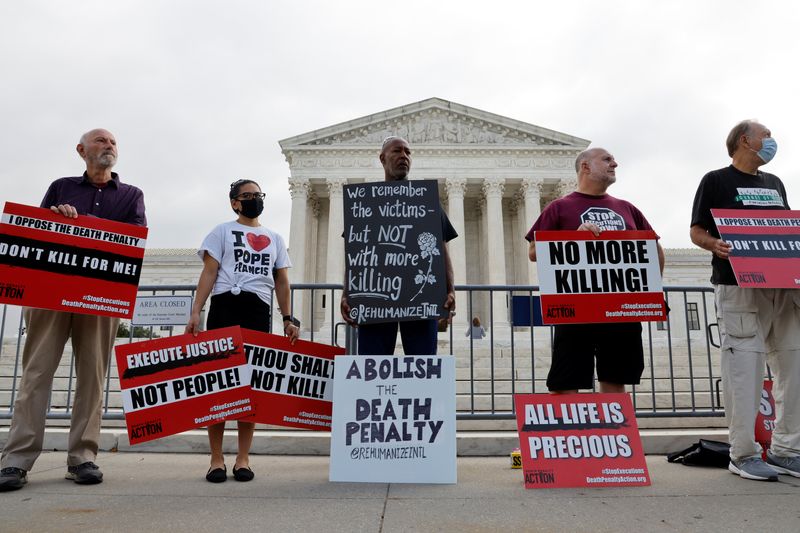 &copy; Reuters. A small group of demonstrators rally against the death penalty outside the U.S. Supreme Court building, where justices were hearing arguments in the federal government's bid to reinstate Boston Marathon bomber Dzhokhar Tsarnaev's death sentence in Washing