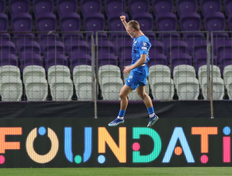 &copy; Reuters. ألبرت جودموندسون لاعب أيسلندا يحتفل بتسجيل الهدف الأول خلال مباراة فريقه أمام إسرائيل في نهائي تصفيات المسار الثاني بملحق الصعود لبطولة أو