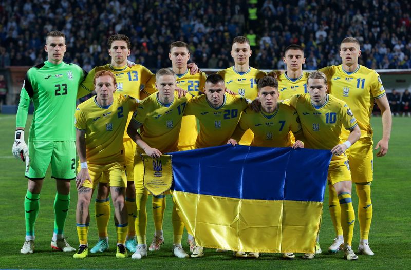 &copy; Reuters. لاعبو أوكرانيا يقفون لالتقاط صورة جماعية قبل مباراة فريقهم أمام البوسنة في ملحق تصفيات بطولة أوروبا لكرة القدم 2024 في زينيتسا‭ في البوسنة و