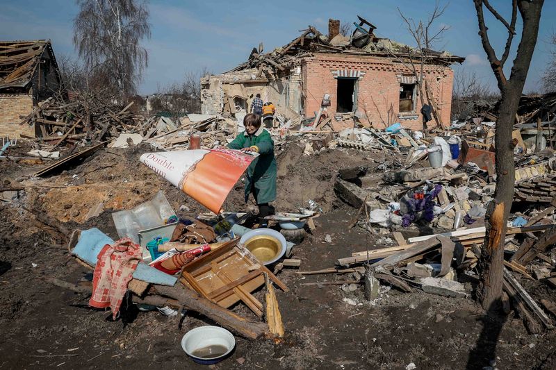 © Reuters. Halyna, a local resident, throws stuff near her house, destroyed during a Russian missile strike, amid Russia's attack on Ukraine, near Kyiv, Ukraine March 21, 2024. REUTERS/Alina Smutko 