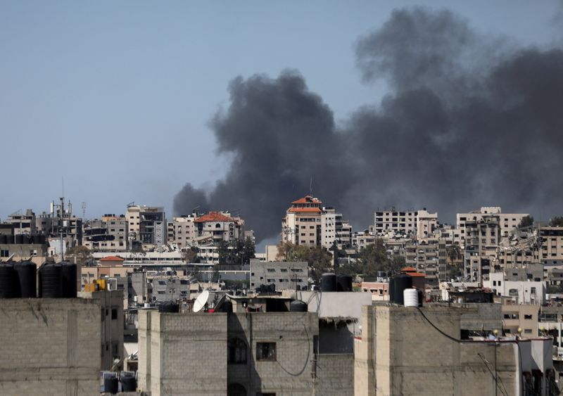 &copy; Reuters. دخان يتصاعد خلال غارة إسرائيلية على مستشفى الشفاء والمنطقة المحيطة به، وسط الصراع المستمر بين إسرائيل وحركة حماس الإسلامية الفلسطينية في غ
