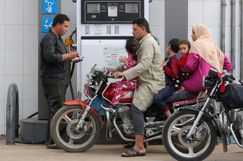&copy; Reuters. File photo: A family is seen on their motorbike at a CO-OP petrol station in Cairo, Egypt, April 2, 2020. REUTERS/Mohamed Abd El Ghany/File photo