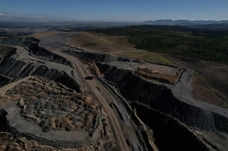 &copy; Reuters. FILE PHOTO: The edge of Glencore's Mount Owen coal mine and adjacent rehabilitated land are pictured in Ravensworth, Australia, June 21, 2022. Picture taken with a drone.  REUTERS/Loren Elliott/File Photo