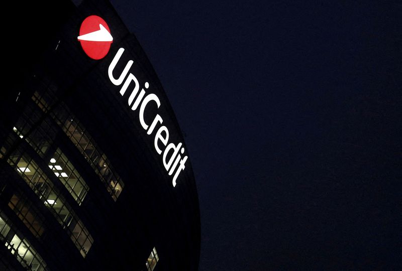 &copy; Reuters. La sede della banca UniCredit a Milano. REUTERS/Stefano Rellandini