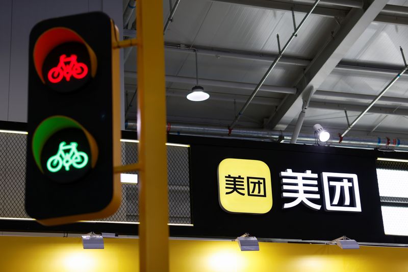 &copy; Reuters. FILE PHOTO: The logo of food delivery giant Meituan is seen at the 2021 China International Fair for Trade in Services (CIFTIS) in Beijing, China September 3, 2021. REUTERS/Florence Lo/ FILE PHOTO
